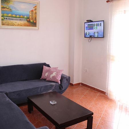 Crew Hostel Tirana Esterno foto