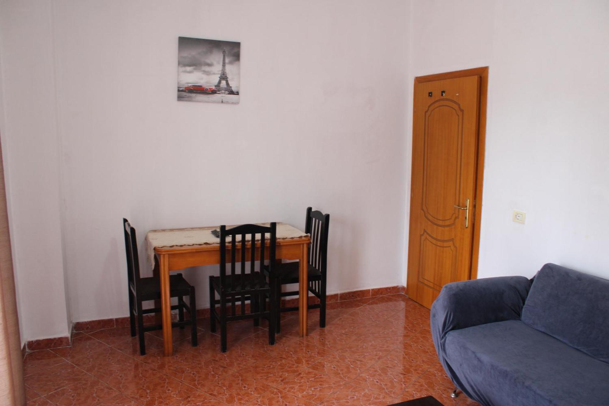 Crew Hostel Tirana Esterno foto