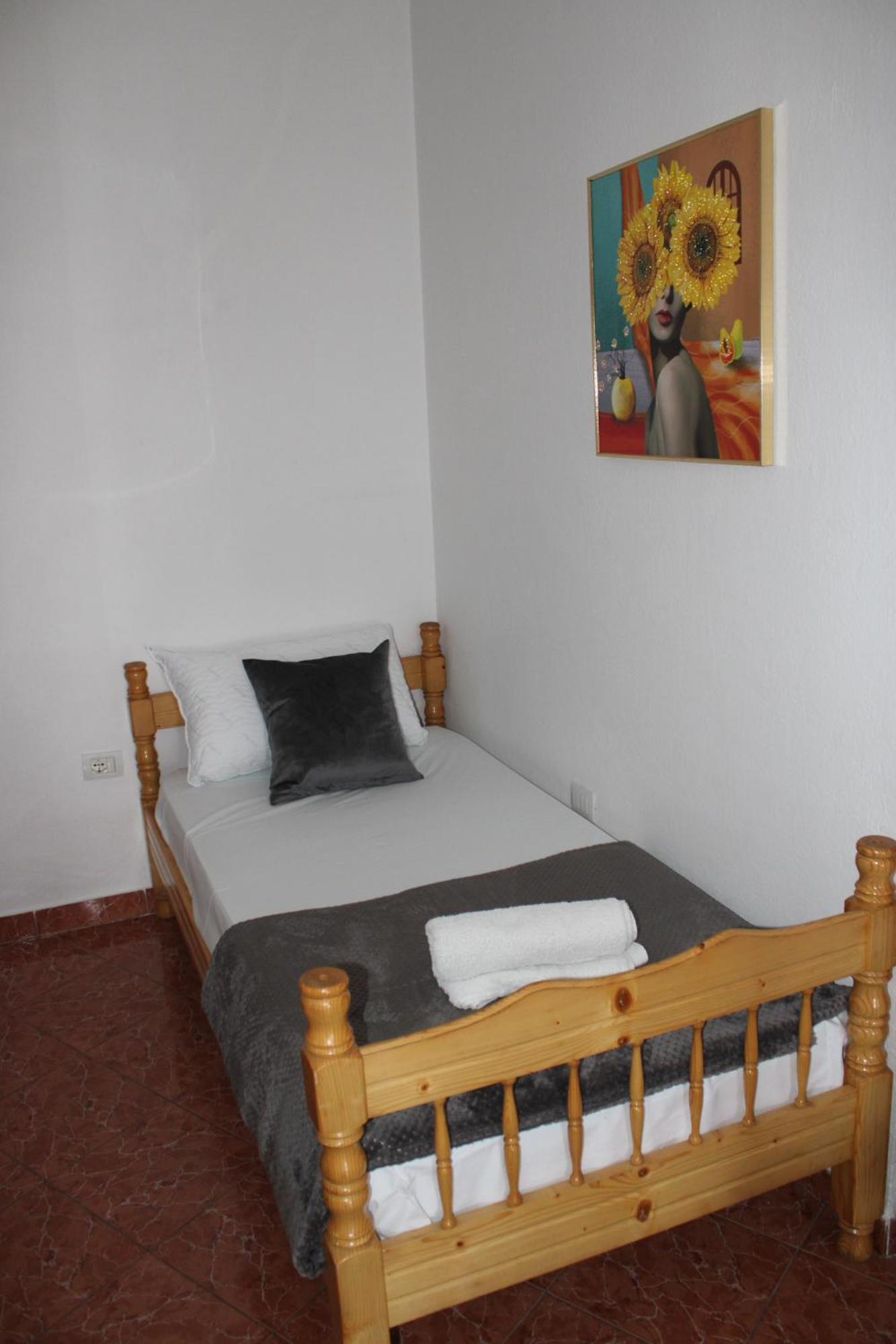 Crew Hostel Tirana Esterno foto