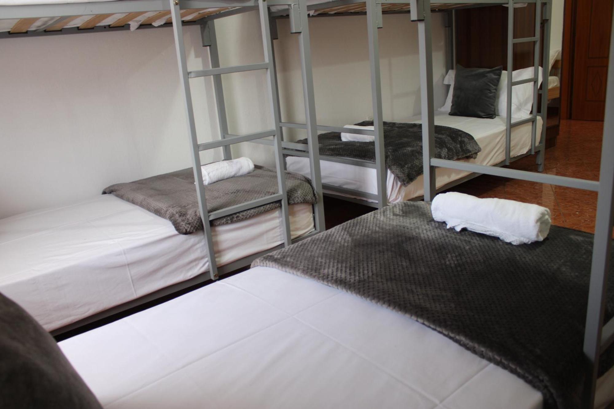 Crew Hostel Tirana Esterno foto