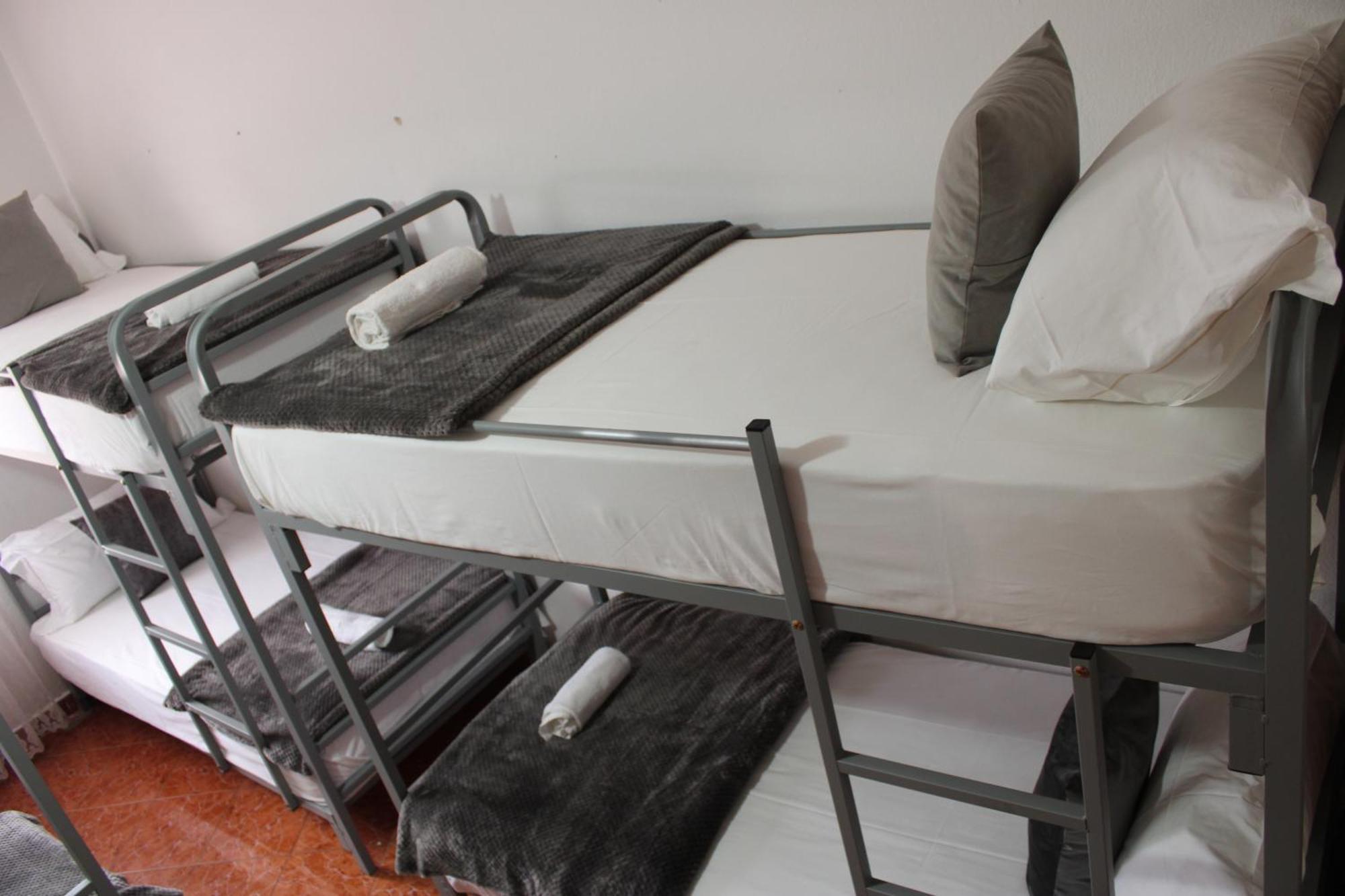 Crew Hostel Tirana Esterno foto