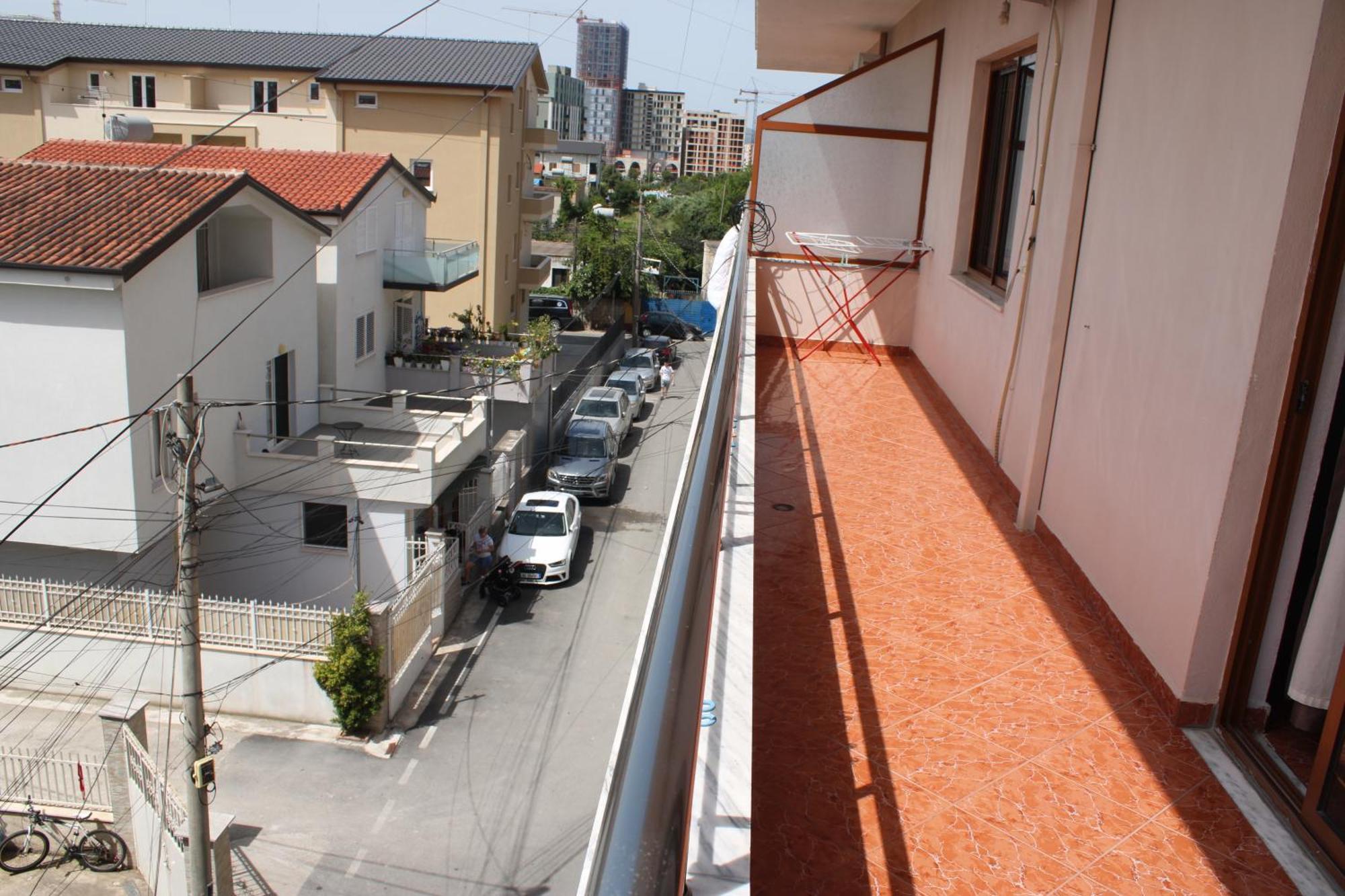 Crew Hostel Tirana Esterno foto
