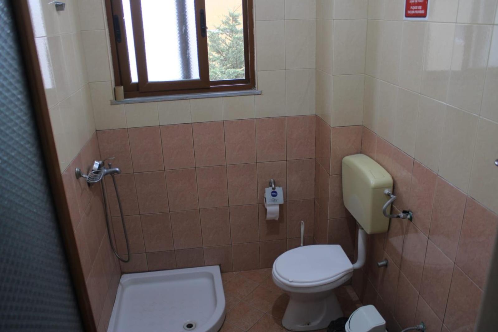 Crew Hostel Tirana Esterno foto