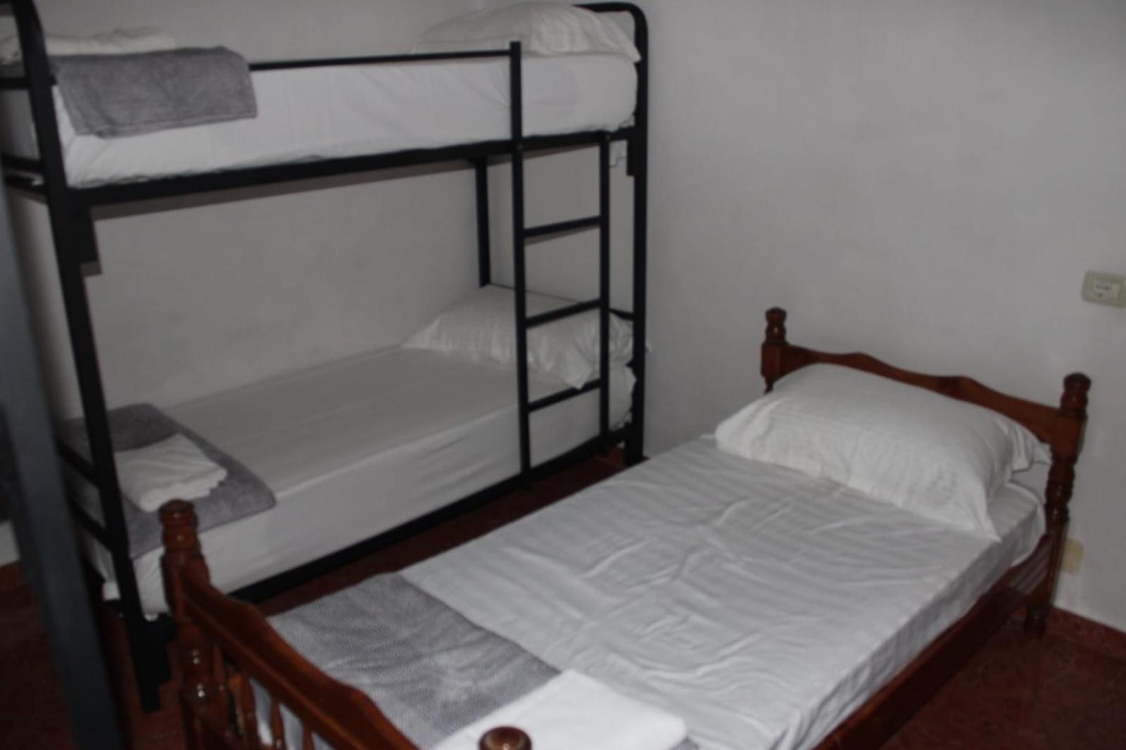 Crew Hostel Tirana Esterno foto