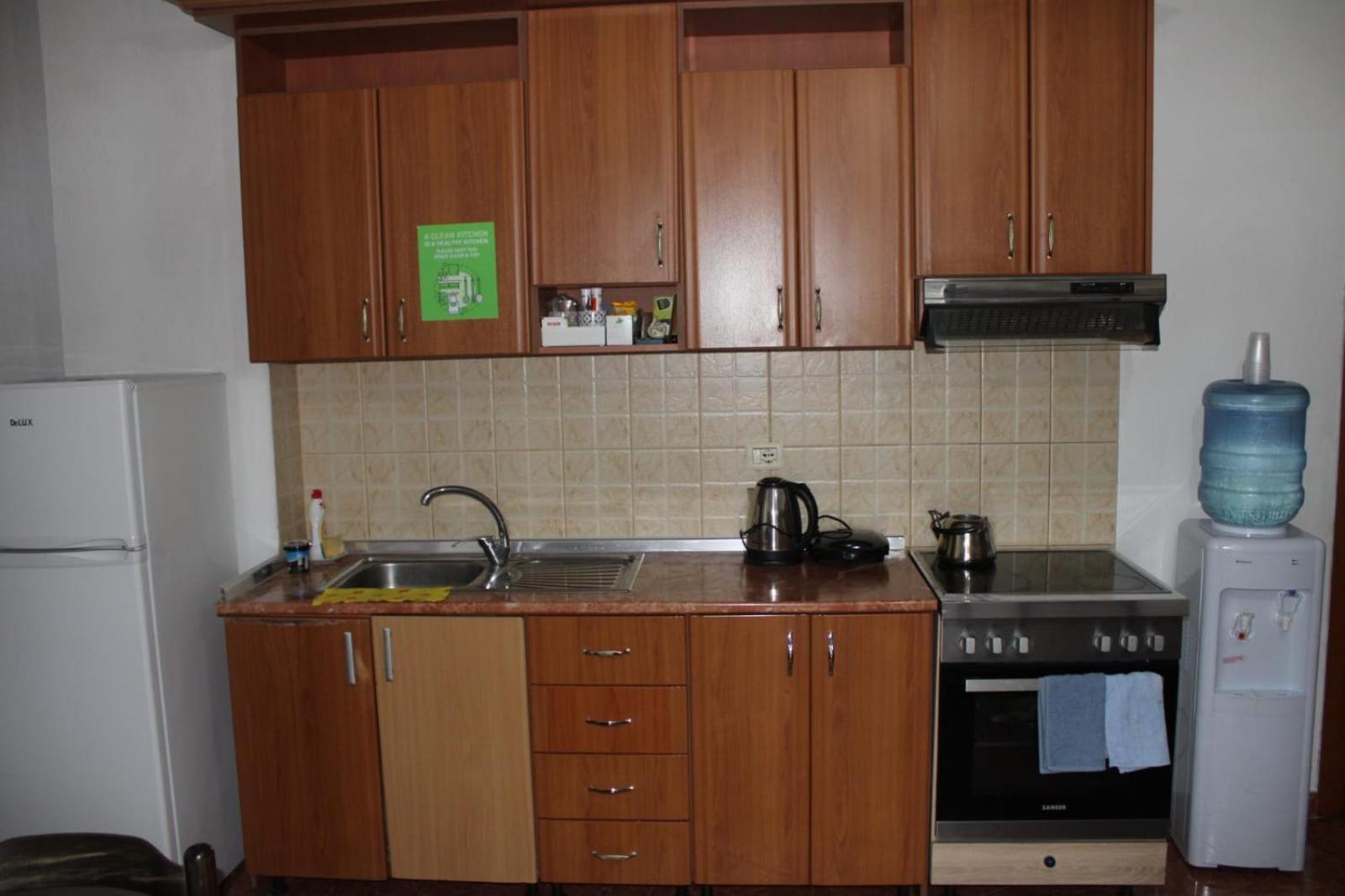 Crew Hostel Tirana Esterno foto